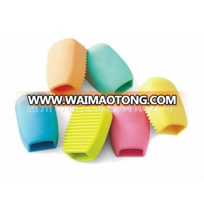 2013 new design silicone rubber clothes brush